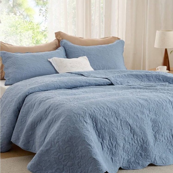 Elegant Blue Quilted Bedding Set - Picture 1 of 6